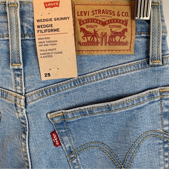 Levi's NWT Wedgie Skinny High Rise Distressed Light Wash Jeans Women's 25 - Picture 8 of 8